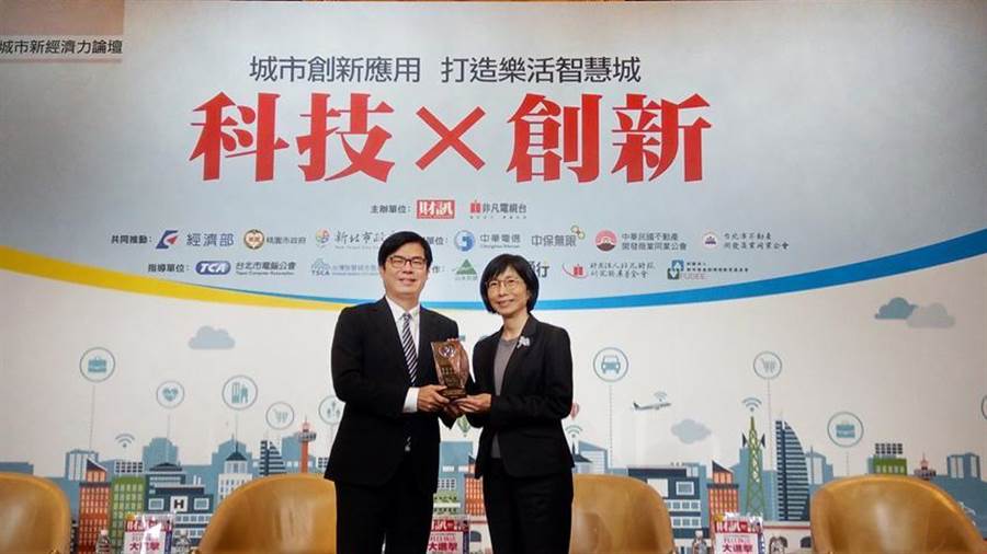 （東元集團(tuán)董事長(zhǎng)邱純枝5日從行政院副院長(zhǎng)陳其邁手中，接下臺(tái)灣智慧城市發(fā)展協(xié)會(huì)頒發(fā)智慧城市卓越貢獻(xiàn)獎(jiǎng)。圖／東元集團(tuán)提供）