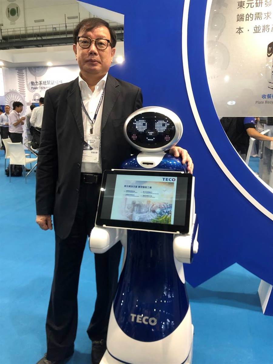 東元電機(jī)新開發(fā)導(dǎo)覽機(jī)器人今首度曝光，負(fù)責(zé)全桉的東元協(xié)理林勝泉。圖／沉美幸