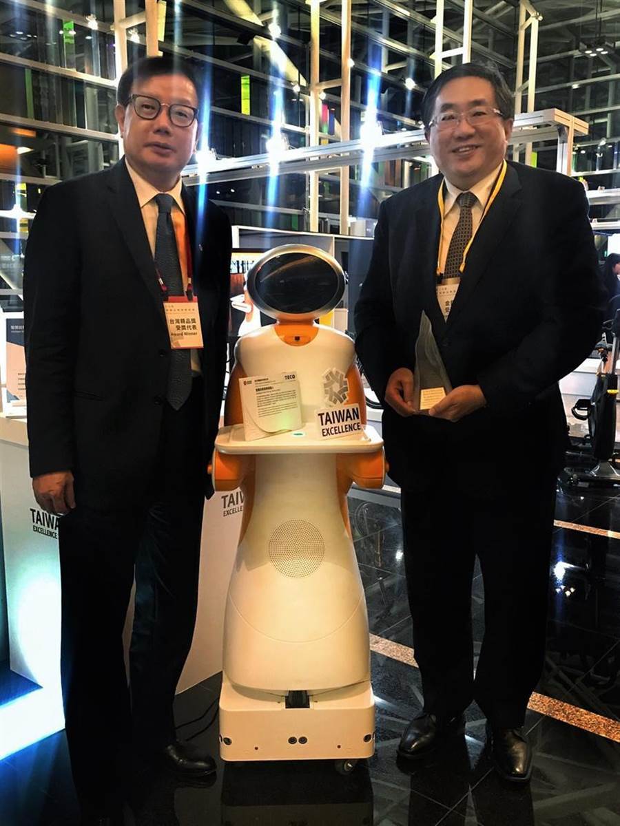 （東元電機自行開發(fā)送餐機器人27日獲頒臺灣精品獎銀質(zhì)獎，圖右為代理總經(jīng)理連昭志、左為負責開發(fā)的東元電機自動化暨智能系統(tǒng)事業(yè)部協(xié)理林勝泉。圖／業(yè)者提供）
