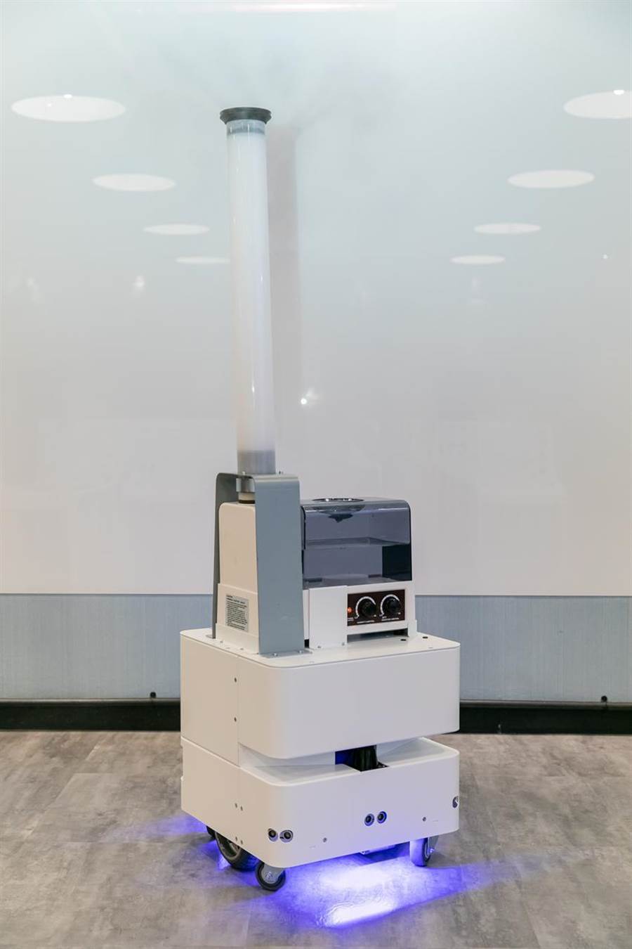 （東元3日發(fā)表智慧UVC消毒防疫機(jī)器人，以3D列印技術(shù)，制作雙向360度全面向噴頭，進(jìn)行大面積的噴霧消毒。圖／東元提供）
