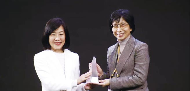 東元電機(jī)以「智慧噴霧防疫機(jī)器人」勇奪臺(tái)灣精品金質(zhì)獎(jiǎng)，由東元電機(jī)邱純枝董事長（右）受獎(jiǎng)。圖／東元提供
